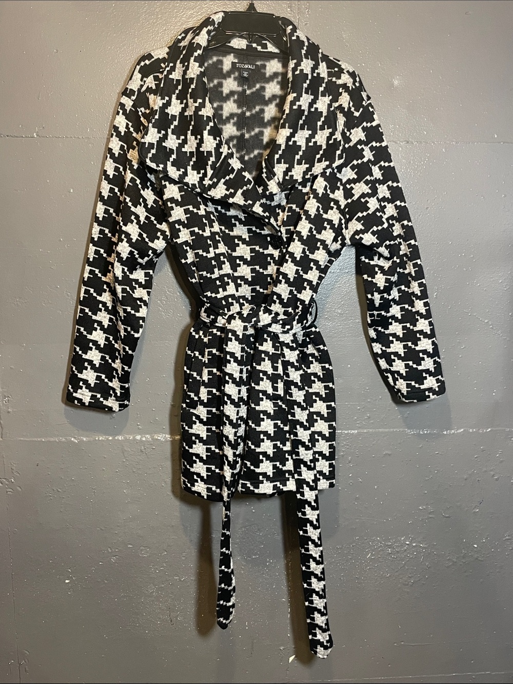 Roz & Ali Black and White Houndstooth Long Sleeve Wrap Coat